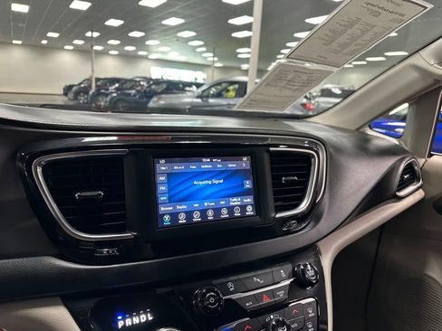 Used 2020 Chrysler Pacifica Touring-L FWD image 19