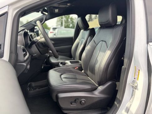 Used 2025 Chrysler Pacifica Select FWD image 22