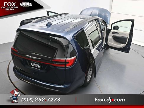 Used 2022 Chrysler Pacifica Touring-L FWD image 39
