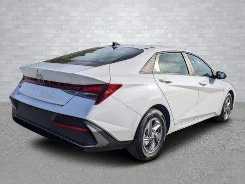 New 2025 Hyundai Elantra SE image 5