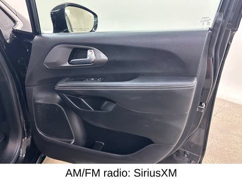 Used 2025 Chrysler Pacifica Select FWD image 22