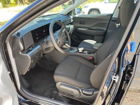 Used 2025 Hyundai Kona SE image 15