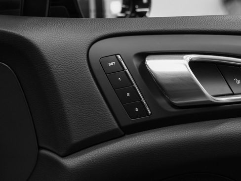 Certified 2018 Porsche Cayenne Platinum Edition image 21