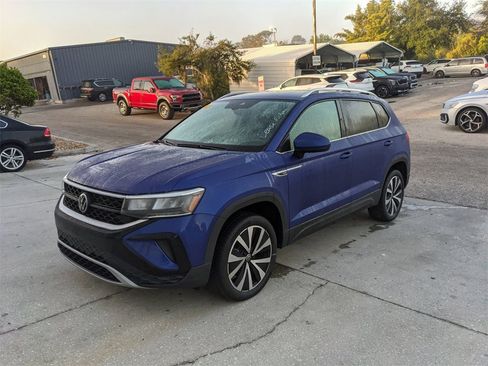 Certified 2023 Volkswagen Taos SE image 2