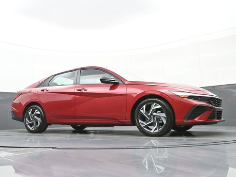 Certified 2025 Hyundai Elantra Sport image 41