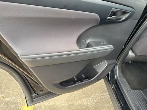 Used 2024 Toyota Highlander LE FWD image 23