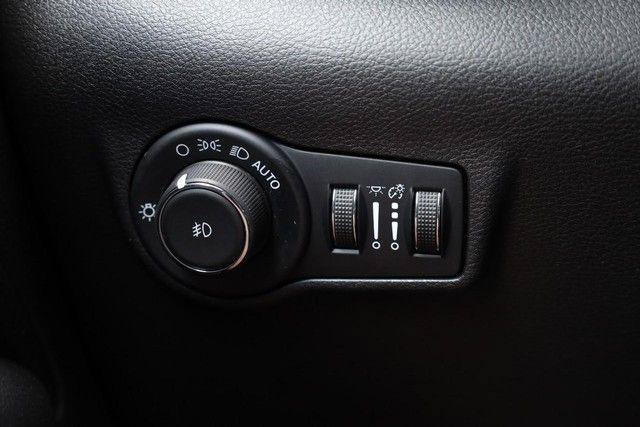 Used 2025 Jeep Compass Trailhawk AWD/4WD image 18
