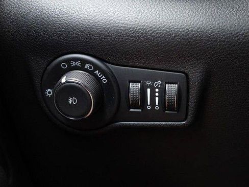 Used 2025 Jeep Compass Trailhawk AWD/4WD image 18