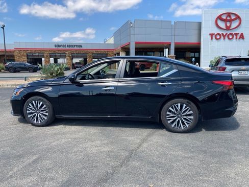 Used 2025 Nissan Altima 2.5 SV FWD image 5