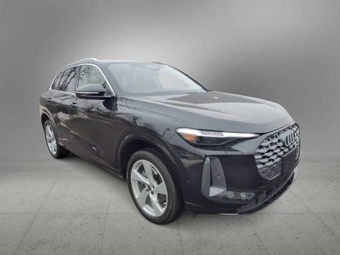 Certified 2025 Audi Q5 Premium Plus w/ Premium Plus image 2