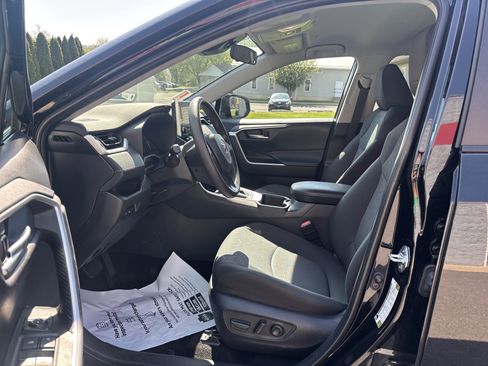 Used 2025 Toyota RAV4 XLE AWD/4WD image 13