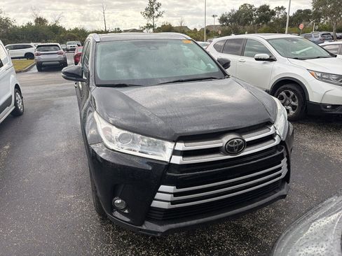 Used 2018 Toyota Highlander XLE image 2