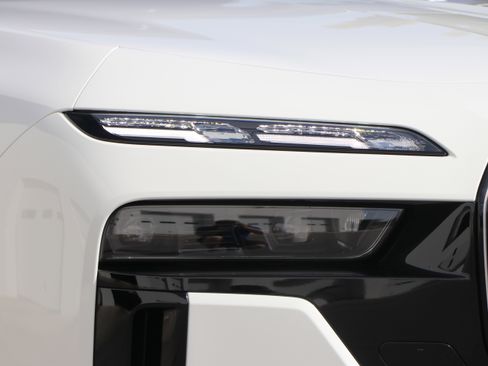 Used 2025 BMW i7 M70 w/ Executive Package AWD/4WD image 5
