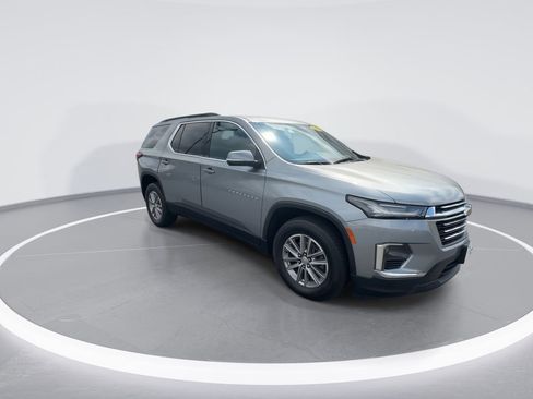 Used 2023 Chevrolet Traverse LT FWD image 2