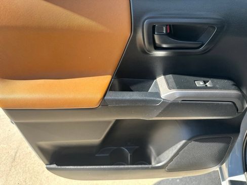 Used 2019 Toyota Tacoma SR5 AWD/4WD image 19