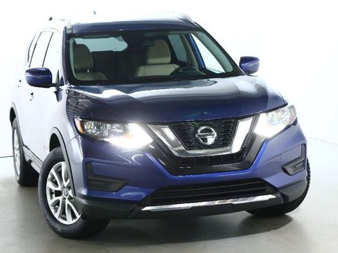 Used 2020 Nissan Rogue SV image 1