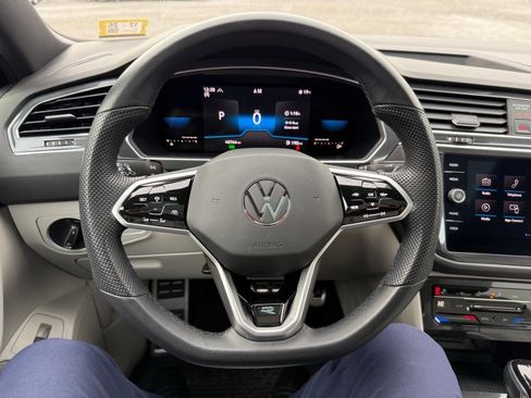 Used 2022 Volkswagen Tiguan SE R-Line image 23