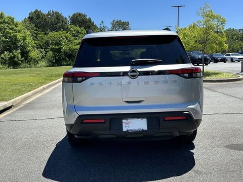 Certified 2025 Nissan Pathfinder SV FWD image 8
