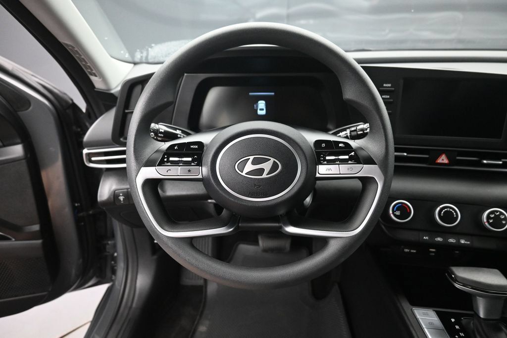 Used 2025 Hyundai Elantra SE FWD image 21