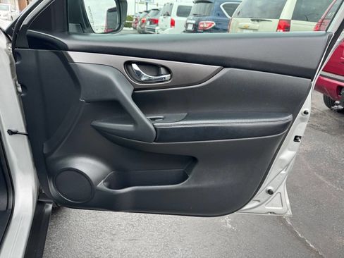 Used 2016 Nissan Rogue S image 18