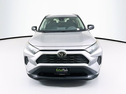 Used 2019 Toyota RAV4 LE FWD image 2