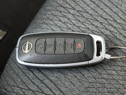 Used 2025 Nissan Rogue SV FWD image 21