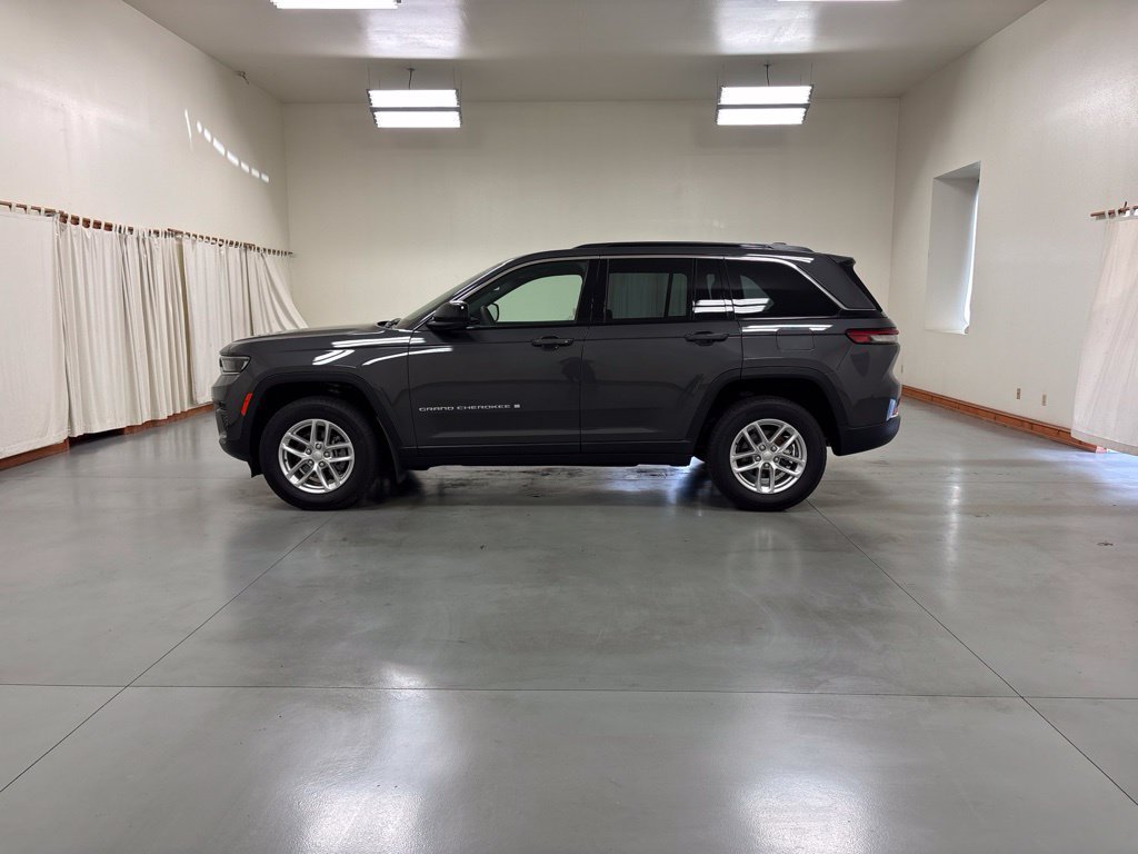 Used 2024 Jeep Grand Cherokee Laredo X w/ Luxury Tech Group I AWD/4WD image 5