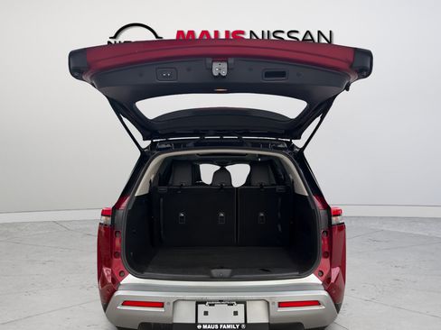 Used 2022 Nissan Pathfinder Platinum w/ Cargo Package FWD image 9
