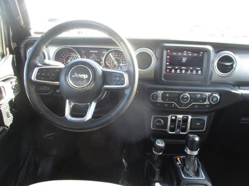 Used 2018 Jeep Wrangler Unlimited Sahara AWD/4WD image 15