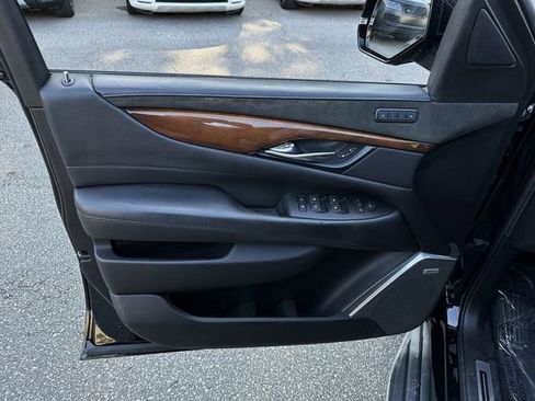 Used 2019 Cadillac Escalade 2WD image 11