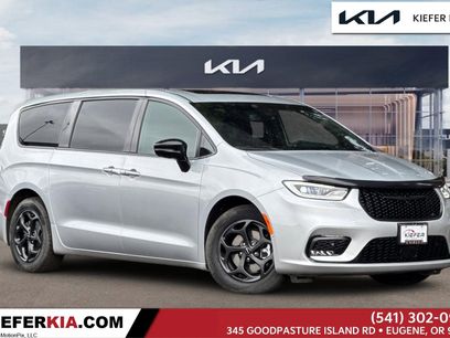 Used 2023 Chrysler Pacifica Limited w/ Uconnect Theater Family Group