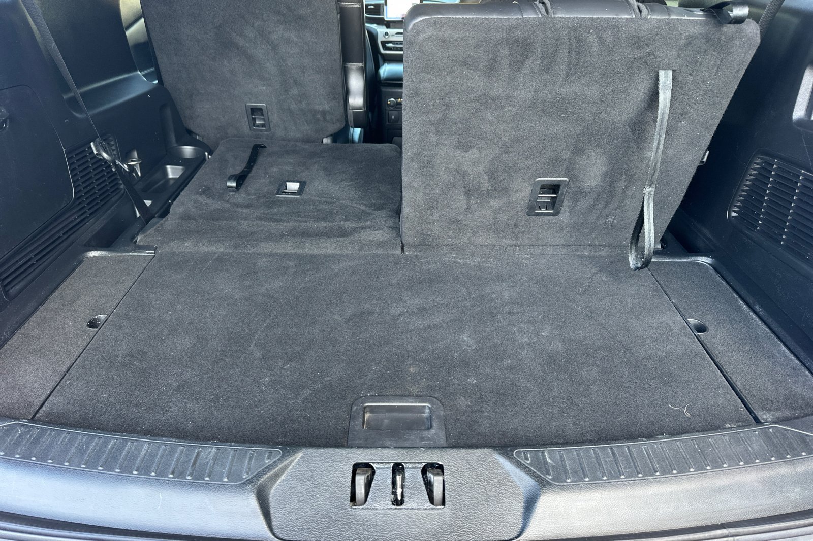 Used 2022 Ford Explorer XLT w/ Equipment Group 202A RWD image 16