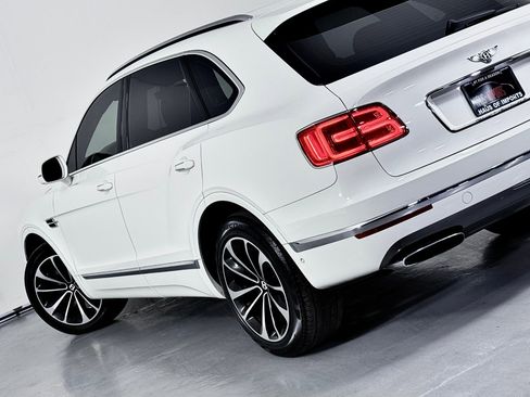 Used 2018 Bentley Bentayga image 13