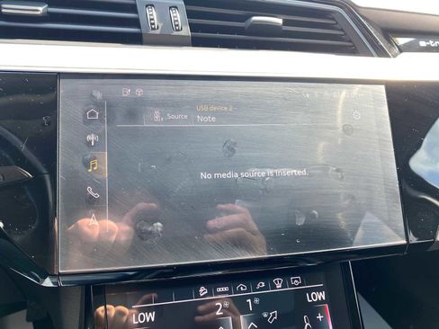 Used 2021 Audi e-tron Prestige w/ Prestige Package image 21