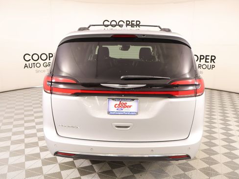 Used 2022 Chrysler Pacifica Touring-L FWD image 22