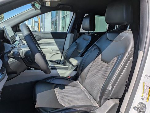 Used 2023 Jeep Compass Latitude image 10