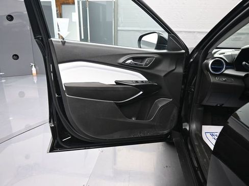 Used 2025 Chevrolet Trax LT w/ LT Convenience Package image 10