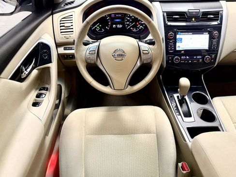 Used 2014 Nissan Altima 2.5 SV w/ Convenience Package FWD image 2