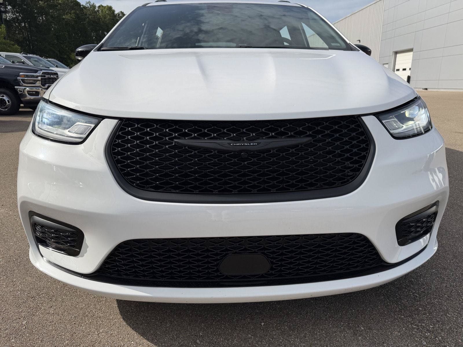 Used 2025 Chrysler Pacifica Limited FWD image 24