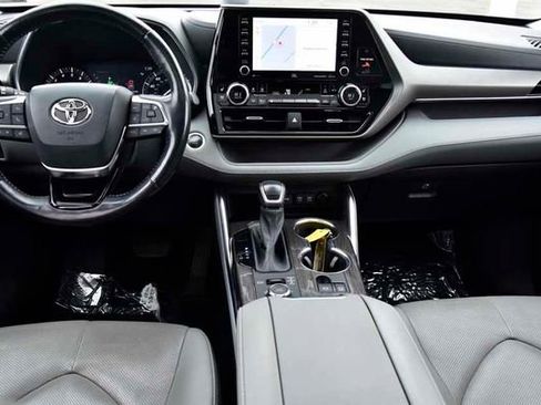 Used 2021 Toyota Highlander Limited image 18