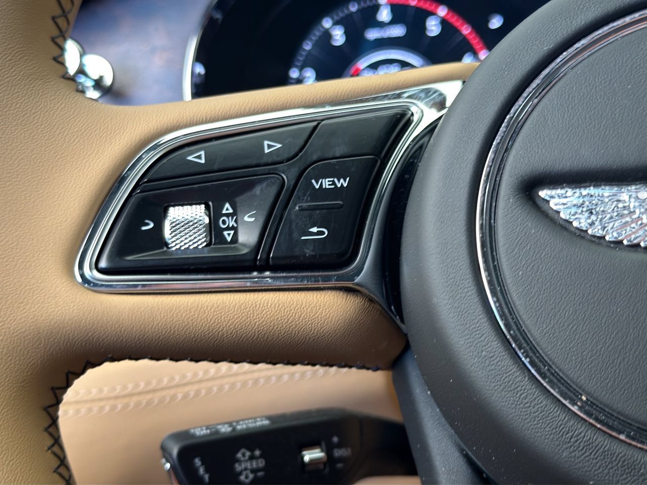 Used 2025 Bentley Bentayga AWD/4WD image 33