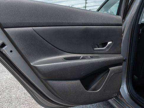 Used 2023 Hyundai Elantra SE FWD image 16