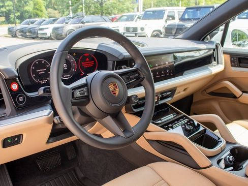 Used 2025 Porsche Cayenne Base w/ Premium Package Plus image 11