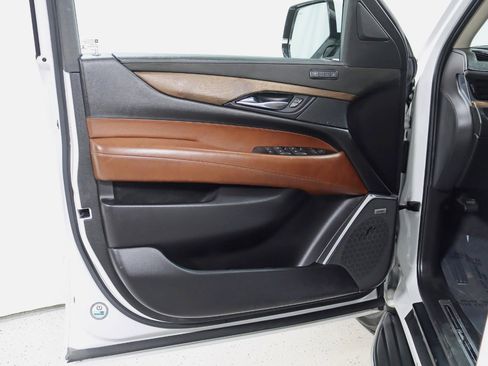 Used 2018 Cadillac Escalade ESV Luxury image 34
