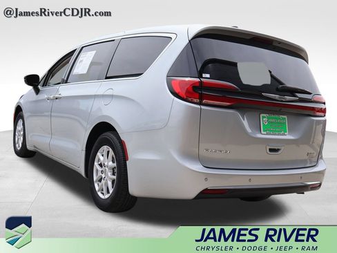 Used 2024 Chrysler Pacifica Touring-L FWD image 3