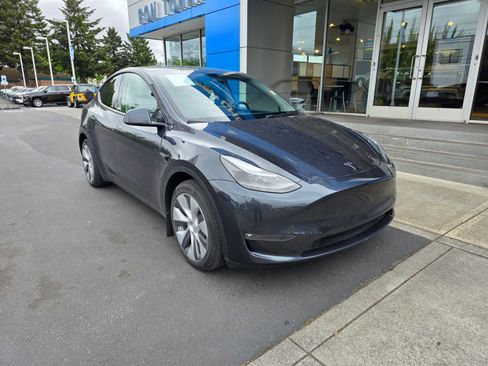 Used 2024 Tesla Model Y Long Range AWD/4WD image 1