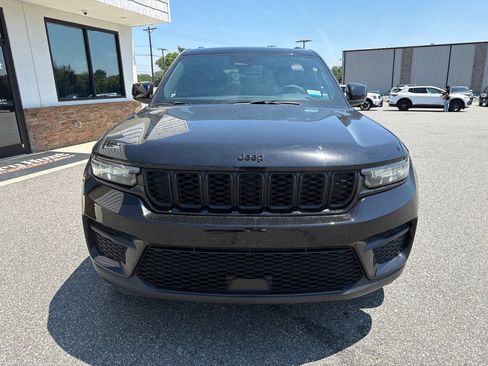 Used 2023 Jeep Grand Cherokee Altitude AWD/4WD image 12
