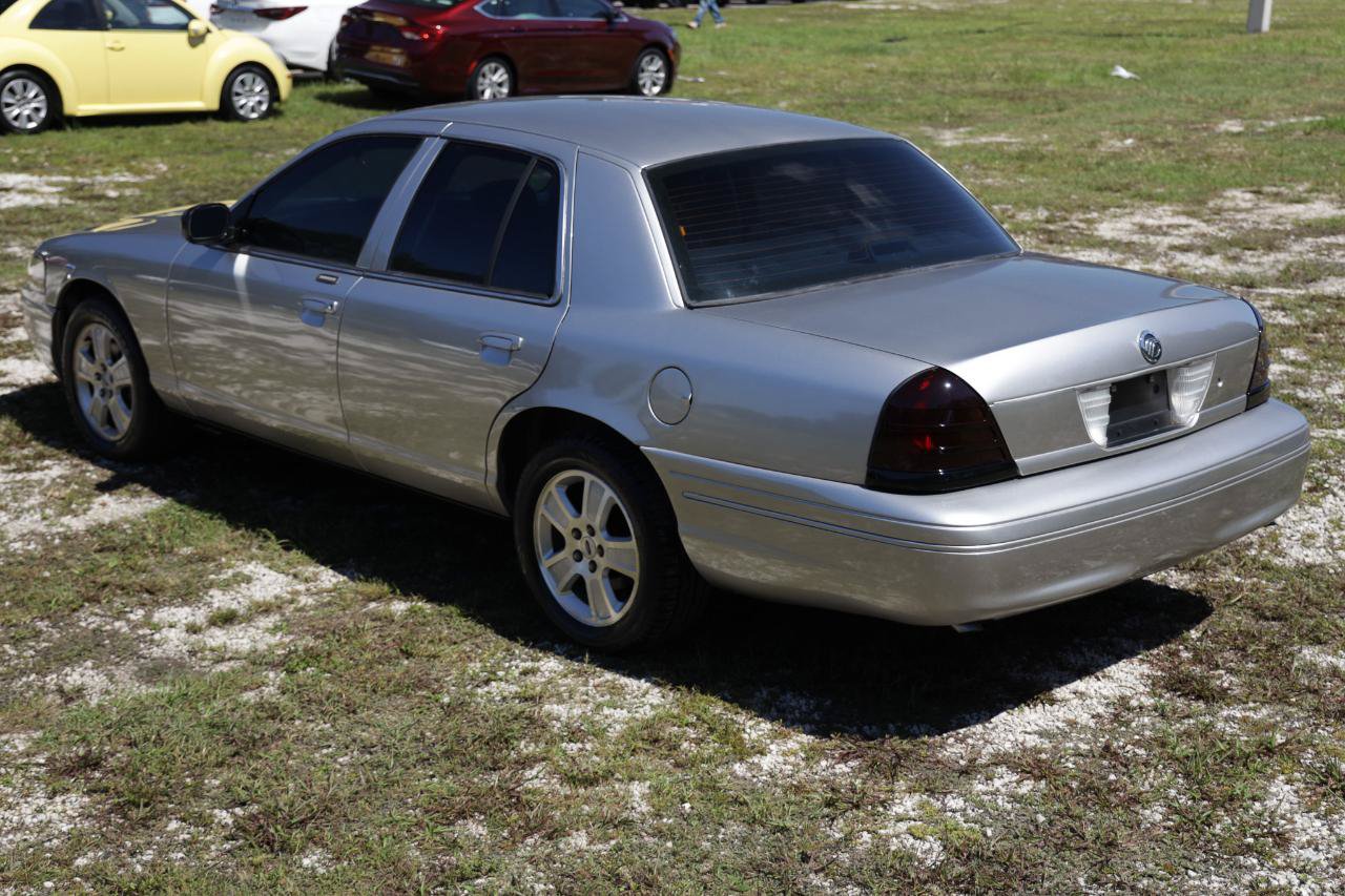 Used 2005 Ford Crown Victoria LX RWD image 5