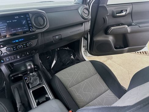 Used 2022 Toyota Tacoma TRD Off-Road w/ Technology Package AWD/4WD image 19