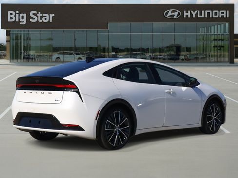 Used 2025 Toyota Prius XLE image 4